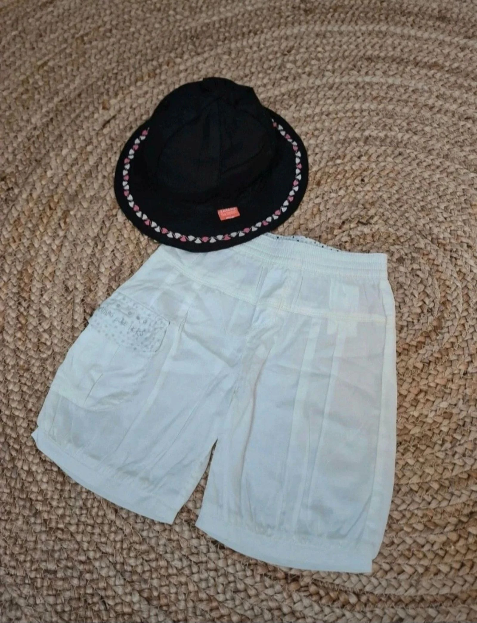 Bermuda  bebe fille 12 mois et chapeau